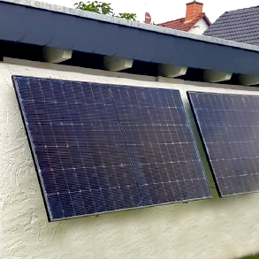 Zwei Solarplatten an einer Wand montiert.